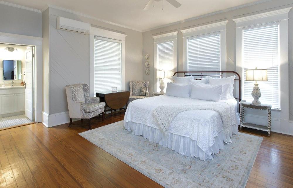 Deluxe Queen Room interior